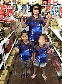 　頂好食品店獨家設計馬祖藍眼淚特色T恤，使其充滿了視覺特色，成為今夏最吸睛的紀念品。（圖／文：吳嘉榮）