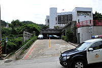 　隨著人員及業務量的增加，清水聯合辦公大樓的停車問題也再次顯露，基於出入安全，已先於停車場入口道路架設引導桿及禁止兩邊停車，確保入口處順暢，也請鄉親務必配合，以策安全。（圖／文：曹重偉）