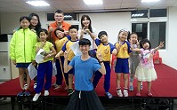 　環境資源局舉辦106年環保戲劇競賽縣內初賽，&#22338;里國小以「馬祖好風情」創意環保戲劇參賽，憑藉演出過白馬尊王戲劇的硬底子，在縣內初賽脫穎而出，將代表連江縣參加北區複賽。（圖：連江縣環境資源局）