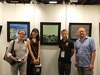 　2017年台灣藝術博覽會正式開展！近年名聲遠播的邊城振輝也沒缺席，展出的畫作以馬祖風景為主，還有外國的朋友來現場欣賞邊城振輝獨特的表現手法，也都推薦他們的朋友一定要來欣賞邊城振輝的畫作。（圖：邊城振輝）
