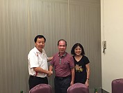 曾服役東引的台電公司政風處長黃念須(圖中)這次暑假帶老婆(圖右)來馬祖,2年前與同梯弟兄到馬祖,曾遇過議長,這次在南竿碰面格外親切。(圖:連江縣議會提供)