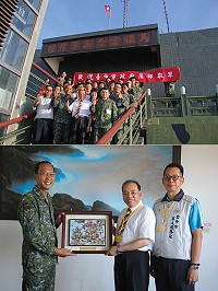 (上圖)敬軍團於軍情館合影。(下圖)指揮官致贈「馬祖的一天」紀念陶板。(圖/文:吳誌益)