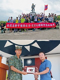 (上圖)高登鐵漢團員在「高登之光」前合影。(下圖)指揮官特別頒贈紀念章給蔣嘉得袍澤,並由同袍代領。(圖/文:盧彥樺)