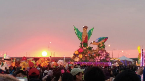 　落日與花燈共舞。（圖／文：方玉）