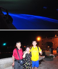上圖:近日「藍眼淚」大爆量,不少遊客選擇夜間搭船出海賞淚,便可輕易見到整片淚光。下圖:今年78歲的金阿公與74歲的妻子一起到馬祖「追淚」,看見美景直呼好感動!(圖/文:馮紹夫)