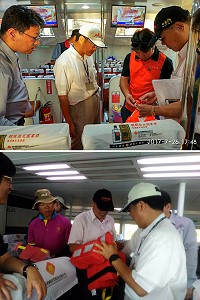 　交通部航港局等多個單位組成聯合船舶檢查小組，對各航線船隻展開安全檢查。（圖：交通部航港局北部航務中心）