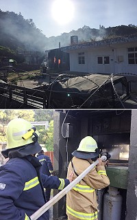 南竿珠螺村軍方基地28日傍晚疑似因為廚房瓦斯鋼瓶管線老舊,導致瓦斯外洩起火;經連江縣消防局緊急出動救火車會同義消人員快速撲滅火勢,僅一人受傷送醫,並未造成重大損失。(圖:連江縣消防局)