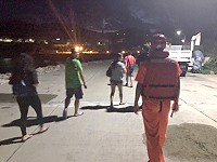 馬祖地區入夜後風勢強勁,岸巡總隊已於昨晚特別前往多處澳口勸離觀浪逗留的遊客及鄉親,將於颱風警報期間持續針對觀浪民眾實施柔性勸導。(圖:海岸巡防署北部地區巡防局第十岸巡總隊)