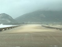 颱風「尼莎」帶來滿滿泥沙,塘后道積沙嚴重,公所表示待風雨緩和,將立即派員會同軍方開通道路。(圖:陳紫開)