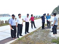 議長張永江、鄉長楊雲成陪同台電公司專業人員勘察東引海淡廠附近土地,評估新建發電廠計畫的可行性。(圖:連江縣議會)