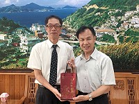 北區國稅局馬祖服務處新舊主任交接,新主任由新竹分局審核員高明德升任;2日特別向縣長劉增應請益,劉增應致贈馬祖好酒當見面禮,希望高主任協助推銷。(圖:連江縣政府)