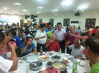 東引鄉父親節慶祝餐會首先登場,表揚今年的模範父親陳金棠,餐會氣氛溫馨熱鬧。(圖:東引鄉公所)