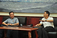 　台灣電力公司協和電廠廠長李崇賓拜會縣府，與副縣長王忠銘針對地區用電、人才培育進行交流。（圖／文：馮紹夫）