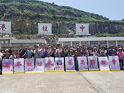 東引指揮部常備兵役軍事訓練57梯次役男懇親會,指揮官廖建興、議長張永江及鄉長楊雲成在中柱港歡迎家屬到訪。(圖:東引指揮部)