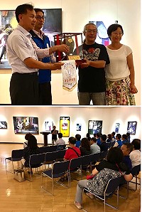 「島嶼慢波」曹楷智、李若梅創作雙個展5日開幕茶會,劉增應祝創作展圓滿成功;桃園曹氏宗親會理事長曹典建代表致贈紀念品。(圖:芙蓉海畫會)