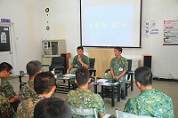 【特約記者盧彥樺/南竿報導】為強化衛哨兵警戒功能,維護營區整體安全,馬防部日前於南竿天馬營區辦理「警衛勤務示範」,由馬防部副指揮官陳少將主持,藉由統一律定衛哨值勤規定、巡查要項及檢查標準等項目,貫徹巡查督導制度,消弭突發事件,維護營區安全。