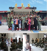 (上圖)志工媽媽與亮島官兵合影。(下圖)志工媽媽關心亮島官兵生活情形。(圖/文:王正傑)