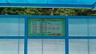 　北竿公車路線自今天起延伸至白沙浮動碼頭，時刻表張貼在風雨走廊內牆上。（圖／文：陳鵬雄）