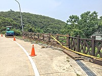 　福山公園出口右側因為緊鄰陡坡，因應行車安全，縣府已將安全護欄延長約15公尺，提醒過往車輛密切注意及小心行駛，以策安全。（圖／文：曹重偉）