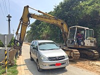 　南竿鄉環保路正進行台電管線工程，近日施作到酒廠圓環附近影響出入交通，施工單位特別提醒駕駛注意及配合現場指揮行駛，以維行車安全。（圖／文：曹重偉）