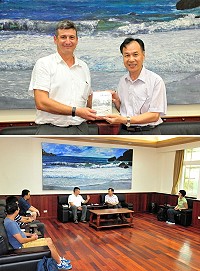 美國哈佛教授宋怡明8日下午會同前縣長楊綏生、台大人類學系主任林瑋嬪等人拜會縣長劉增應,並致贈親筆簽名著作《前線島嶼:冷戰下的金門》。(圖/文:曹重偉)