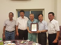 北市力誠實業公司董事長蘇慶福(圖中)11日率員工馬祖旅遊,贈送員警涼爽衣,縣長劉增應代表贈送警局製作的感謝狀,立委陳雪生、指揮官楊海明也在場致意。(圖:本報編輯部)