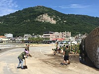 　南風稍緩，公所展開塘后道積沙清除作業。（圖／文：陳鵬雄）