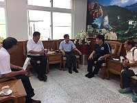 興建復興村老人活動中心,立委陳雪生偕同南竿鄉長陳振國、村長曹爾嵐11日與縣長劉增應會面商討。(圖:本報編輯部)