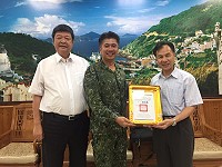縣長劉增應、立委陳雪生11日於縣長室頒贈榮譽縣民證給馬祖防衛指揮部參謀長韓豫平,感謝任內為馬祖付出。(圖:連江縣政府)