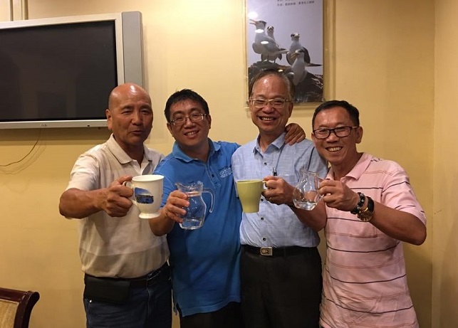 易飛網國際旅行社董事長周育蔚(左2)看準馬祖區位優勢及旅遊市場。原立榮航空立榮首席副總陳雄智(圖右2)已網羅易飛網企業顧問。(圖/王樹欽)