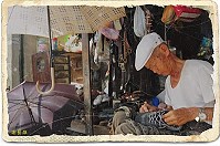 蒜頭糖廠園區鄰側,見73歲張老先生鞋藝精湛,甚敬佩之。其于十三歲起開始學修鞋補皮革等技藝,專注神情、純熟靈敏雙手,嘆為觀止。