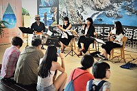 　馬祖仲夏跳島音樂會，「年久失修」樂團以輕柔浪漫的音樂，撫慰著遊客的心靈。（圖／文：陳其敏） 