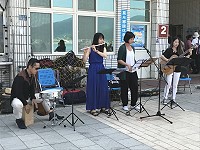 　年久失修樂團帶來一連串異國風情音樂演奏，讓候船旅客們相當驚喜，紛紛駐足欣賞聆聽。（圖／文：吳嘉榮）