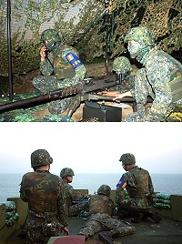 上圖:天色未亮,官兵已在陣地蓄勢待發。下圖:官兵進行排用機槍射擊。(圖/文:陳雋仁)