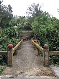 　梅石村，是典型因戰地而興也因戰地而衰的聚落，七夕情人節前夕，戰地遺產引路人培訓課程，特別帶領大家一起走過「鵲橋」，走進那段特殊時空背景所形塑的特約青春，也走向與未來對話的可能性。（圖：連江縣政府文化處）