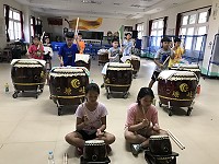 　塘岐國小推出暑假青少年鼓陣推廣營活動，練習創辦人謝十得意門生共同編製的「天地人」曲目。（圖／文：陳鵬雄）