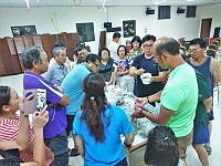 　連江縣環境資源局到東引舉辦綠意饗宴環境教育宣導活動，鄉親專注聆聽，學習製作水泥盆栽。（圖／文：陳其敏）
