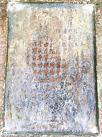 　塘岐中正堂50年前的原始名稱為「北竿電影院」，當年的完工紀念碑記載民國56年由虎軍部隊承建。（圖／文：陳鵬雄）
