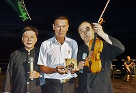 　教授級音樂家卓甫見、麥韻篁到東引演奏，若不是麥韻篁教授親自說分明，聽眾永遠不會知道演奏者手上的小提琴已有260年歷史、價值1千8百60萬臺幣（61萬美金）。（圖與文：陳其敏）