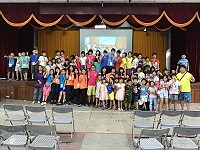　106年介壽國中小暑期英語營25日圓滿落幕，活動讓孩子邊玩邊學，浸潤在英語的學習情境裡，激發學習的興趣與創意。（圖／文：吳嘉榮）