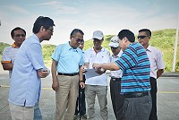 　因應東引發展需求，縣長劉增應、議長張永江、馬管處處長廖源隆、鄉長楊雲成等人共同會勘新建停車場的適合地點。（圖／文：陳其敏）