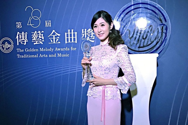 第28屆傳藝金曲獎頒獎典禮26日晚間舉行,最佳新秀獎 由國光劇團小旦林庭瑜(圖)獲獎。林庭瑜表示,有人 會覺得她很有天分,「其實一路走過來,我也是1分的 天分、9分的努力。」 (文化部提供)