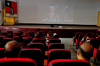 　梅石中正堂再現看電影人潮！文化處特於堂內舉辦電影《軍中樂園》特別加映場，吸引上百位鄉親到場看電影，有不少年過七旬的老翁前往重溫舊夢，直說民國50至60年代這裡可是馬祖最熱鬧的地方。（圖／文：曹重偉）