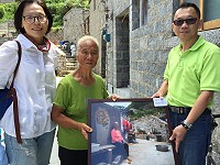 　陳希倫「依公•依嬤馬祖耆老攝影紀事」攝影展後，作品全部送給照片中的主角。（圖／文：陳鵬雄）