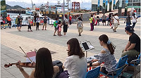 品樂樂團帶來系列浪漫情歌演奏,吸引候船旅客駐足聆聽,感受幸福的氣氛。(圖/文:吳嘉榮)