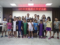 　連江地檢署106年度兒童及青少年暑期成長營活動歡樂登場，學員穿著特製衣袍感受不同體驗，也學習法律知識。（圖：連江地檢署）