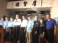 國民黨主席吳敦義29日晚間至立院群賢樓外探視絕食藍委,陳雪生也到場致意及支持。(圖:立委陳雪生國會辦公室)