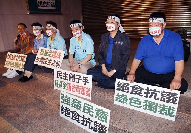 國民黨團立委曾銘宗(右2起)、費鴻泰、賴士葆抗議立院包裹表決前瞻預算案,29日晚間發起禁食行動,同黨立委陳雪生(右)等也到場聲援。(中央社記者施宗暉攝)