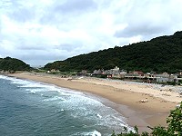 　經過年餘施工，總長約500公尺的北竿&#22338;里海岸景觀改善工程完工。（圖／文：陳鵬雄）