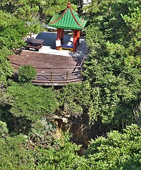 　東引燕秀潮音觀景平台，下方土石流失，影響基座穩定，景區要封閉一個月進行修建改善。（圖／文：陳其敏） 
